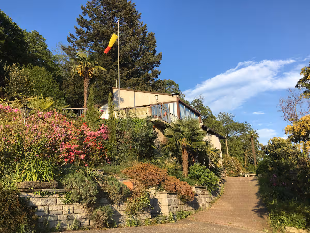 Villa Il Bell'Ovile à Novaggio entourée de verdure