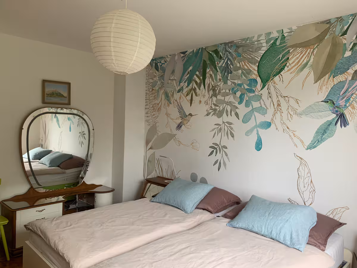 Chambre 3 de la villa Il Bell'Ovile : lit avec papier peint végétal